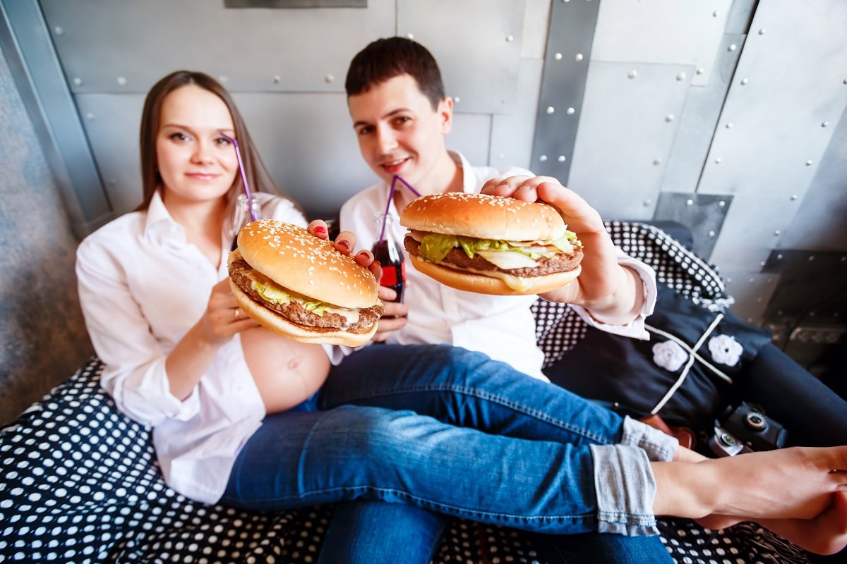 Kobieta w ciąż, hamburger, nieprawidłowa dieta,