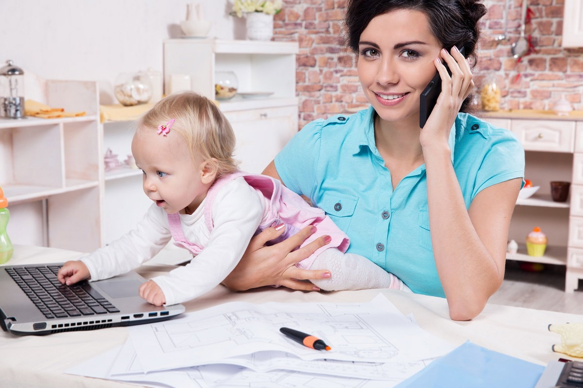 Pracująca mama, dziecko, kobieta, laptop, praca na wychowawczym