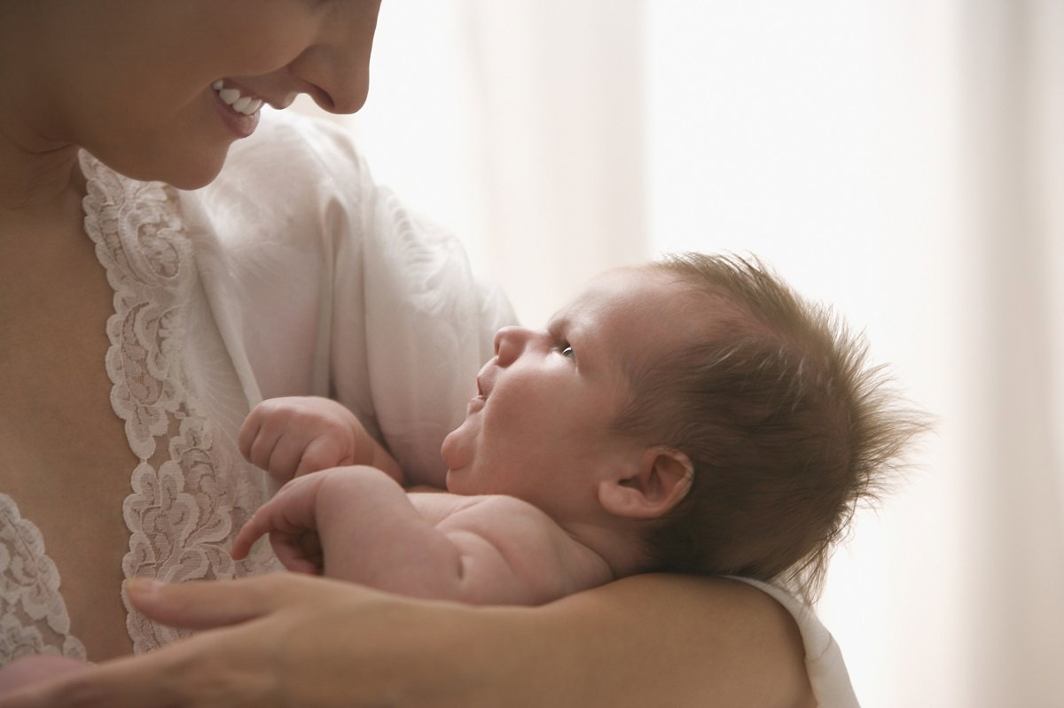 Mama z noworodkiem, noworodek, niemowlę,