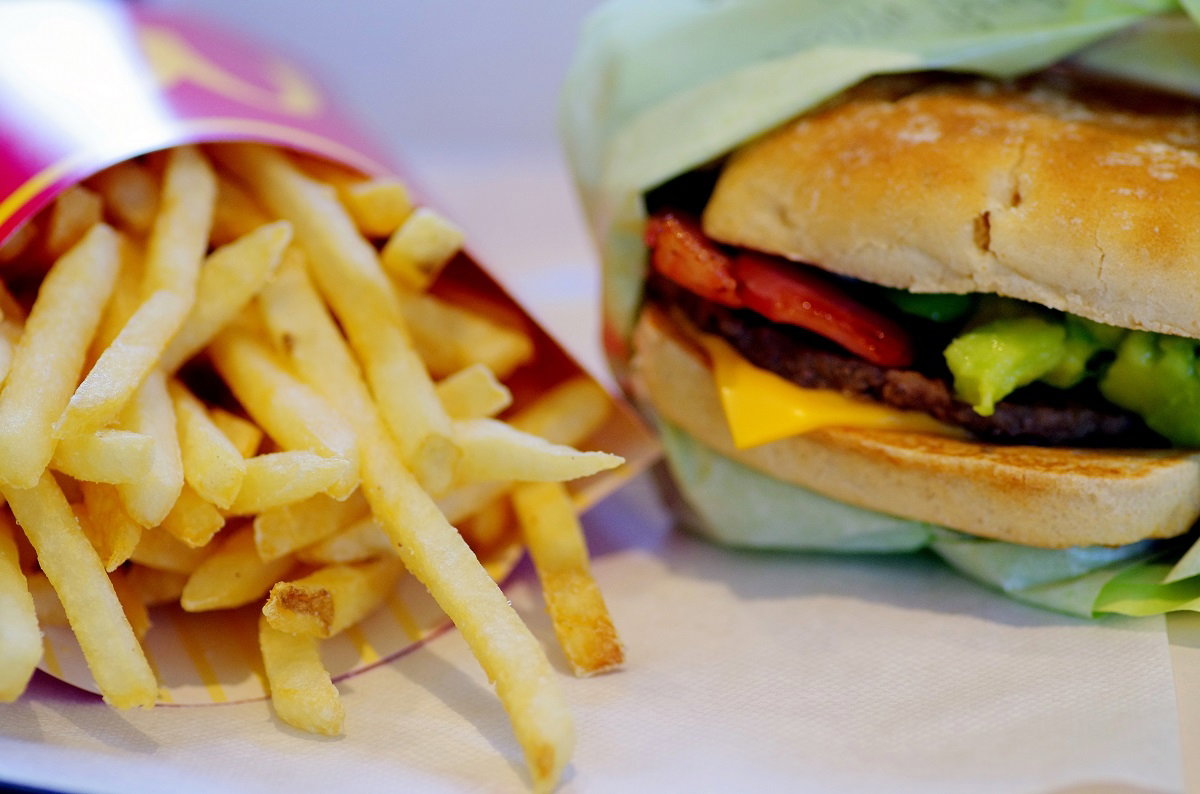 Frytki i hamburger, śmieciowe jedzenie, fast food