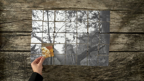 Puzzle układają się w wizerunek szczęśliwej kobiety