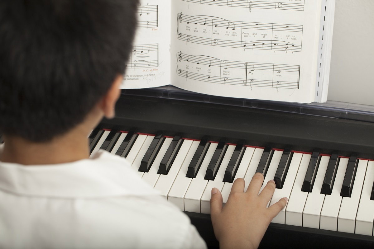 Niezwykła historia 8-latka z autyzmem, który gra jak… Mozart. Mamy film z jego nagraniem!