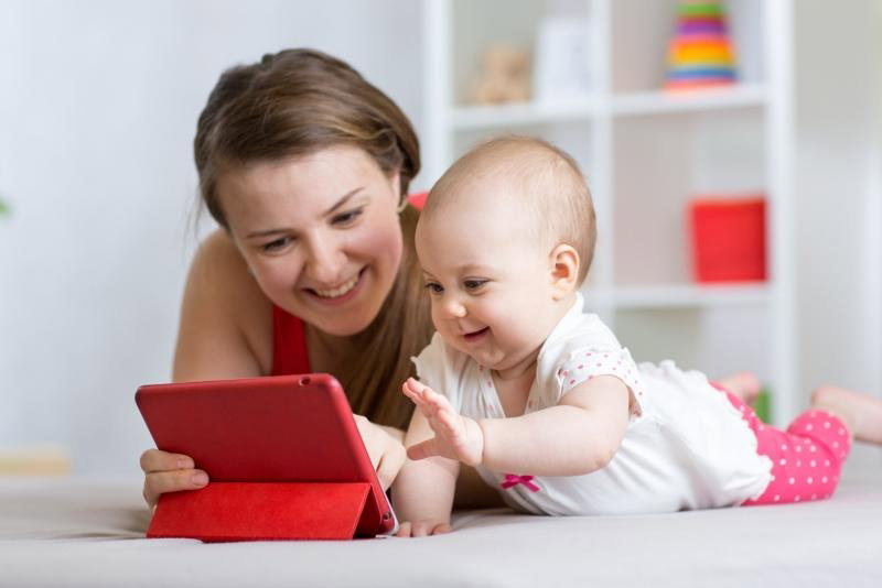 Mama publikuje zdjęcie dziecka na Facebooku