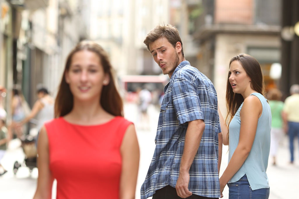 On ogląda się za innymi kobietami