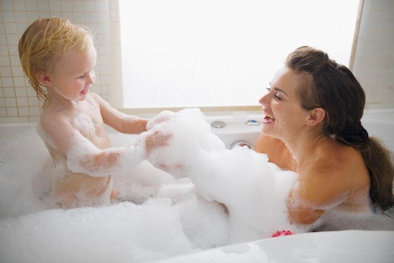 Mama kąpie się z synkiem w wannie