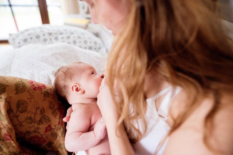 Mama karmi piersią niemowlę z lenistwa