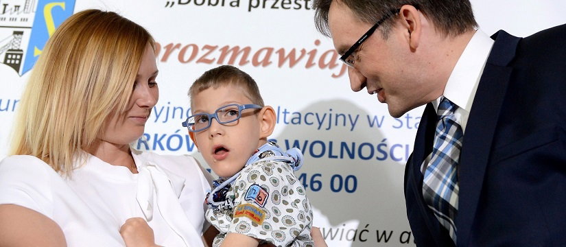 Zbigniew Ziobro przekazuje pieniądze z programu 500+
