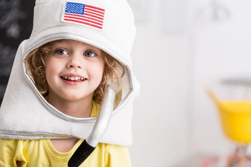 Chłopiec marzy o zostaniu astronautą