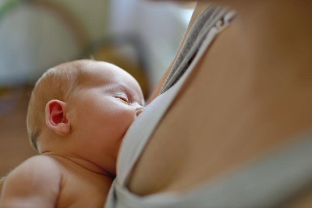 Mama karmi piersią niemowlaka