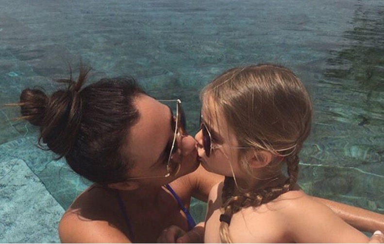 Victoria Beckham z córką pocałunek