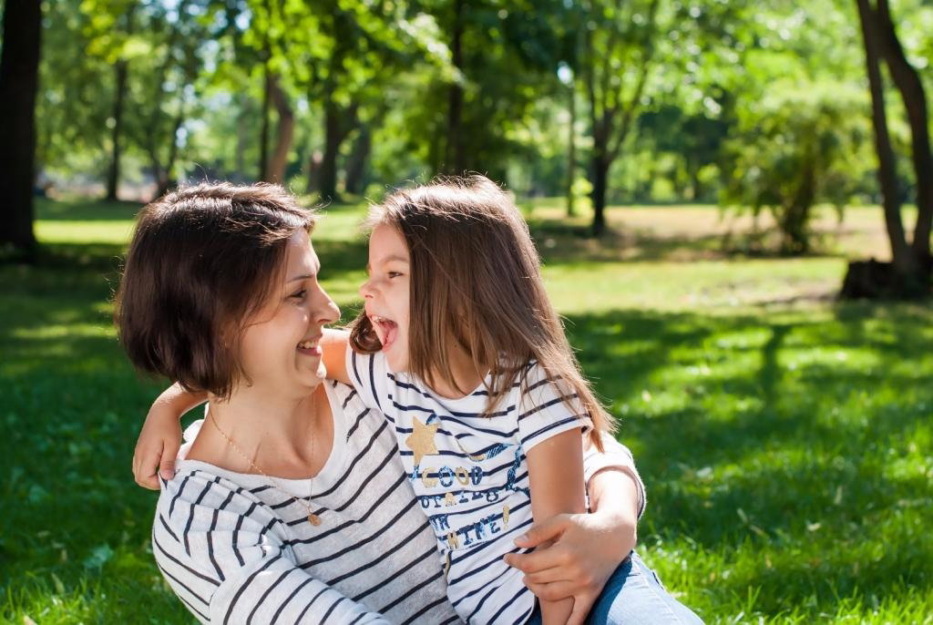 Mama i córka bawią się na świeżym powietrzu