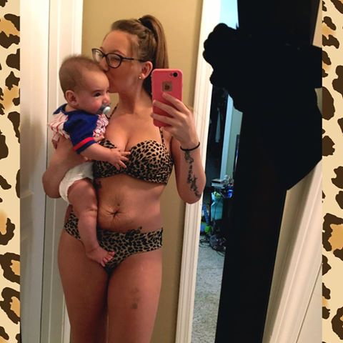 Lexi Sinclair w kostiumie kąpielowym z 4-miesięcznym synkiem