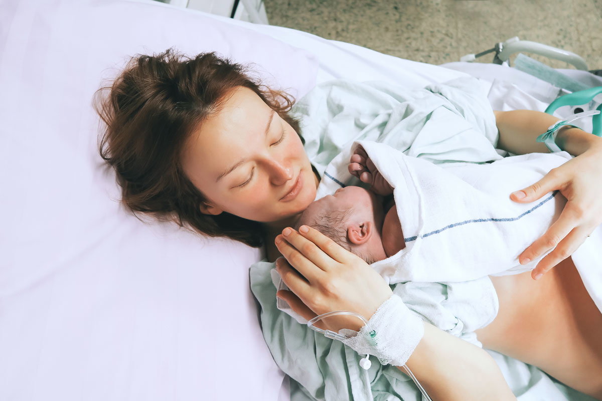 Mama z noworodkiem w szpitalu