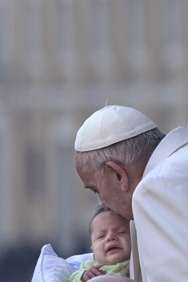 Papież Franciszek w obronie dzieci płaczących na mszy