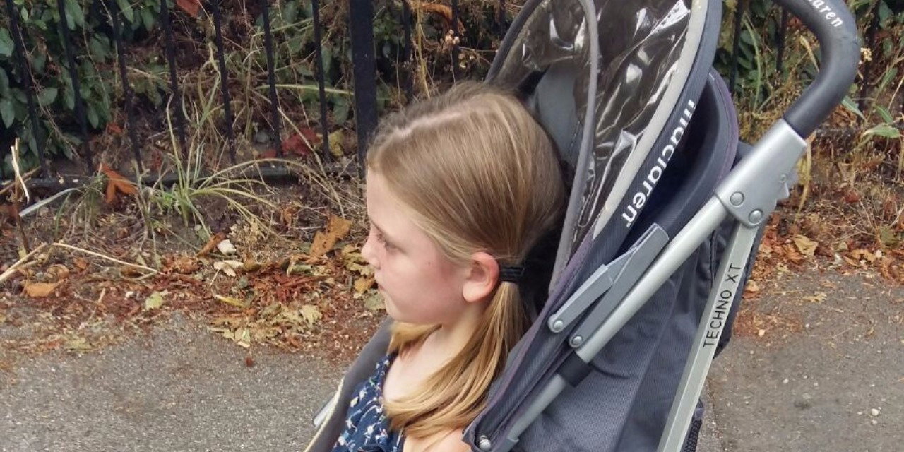 Mama broni 5-letniej córki, która jeździ w wózku
