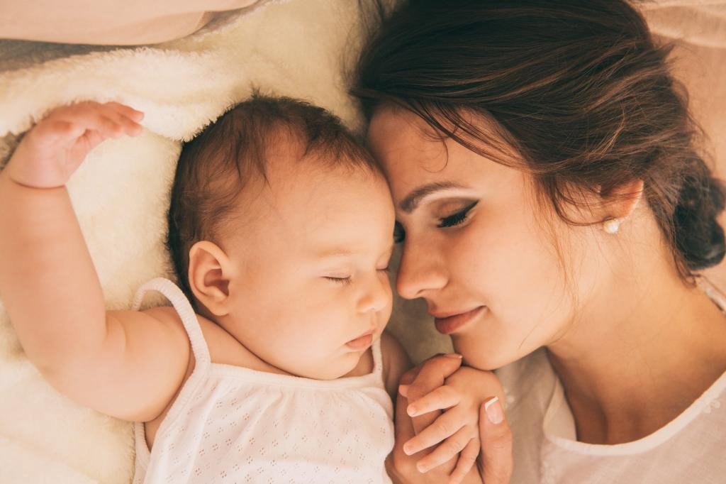 Mama śpi z niemowlęciem w łóżku