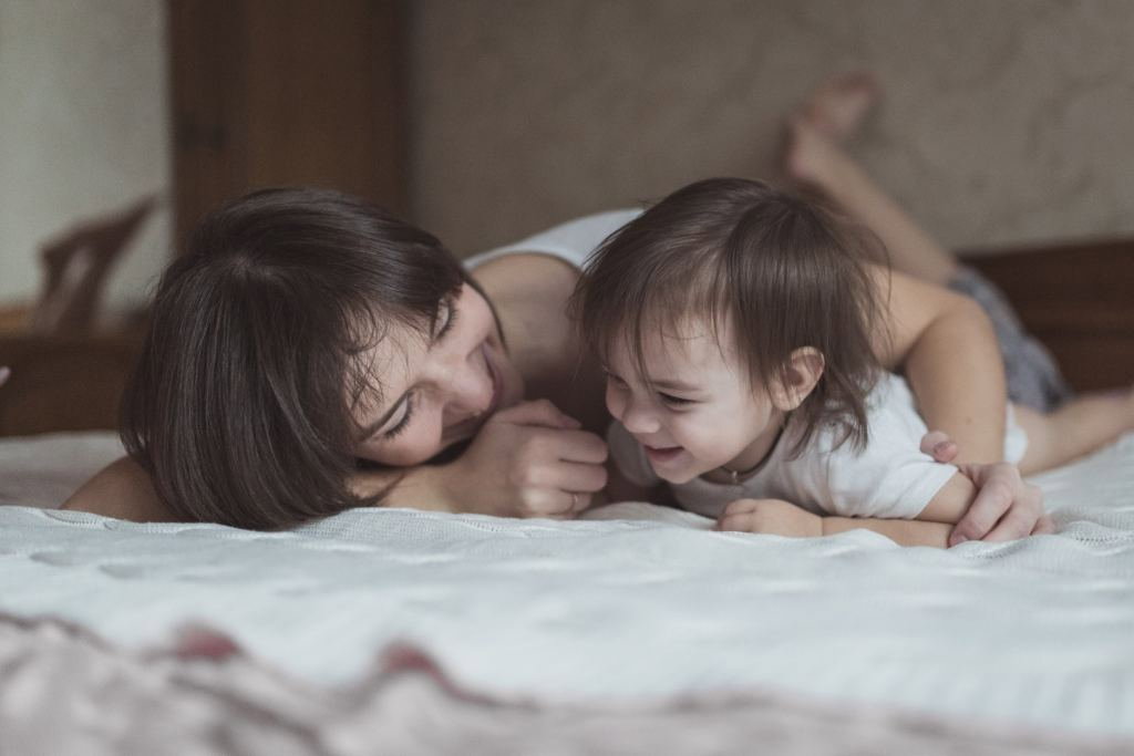 Mama patrzy na córeczkę i przypomina sobie swoje dzieciństwo