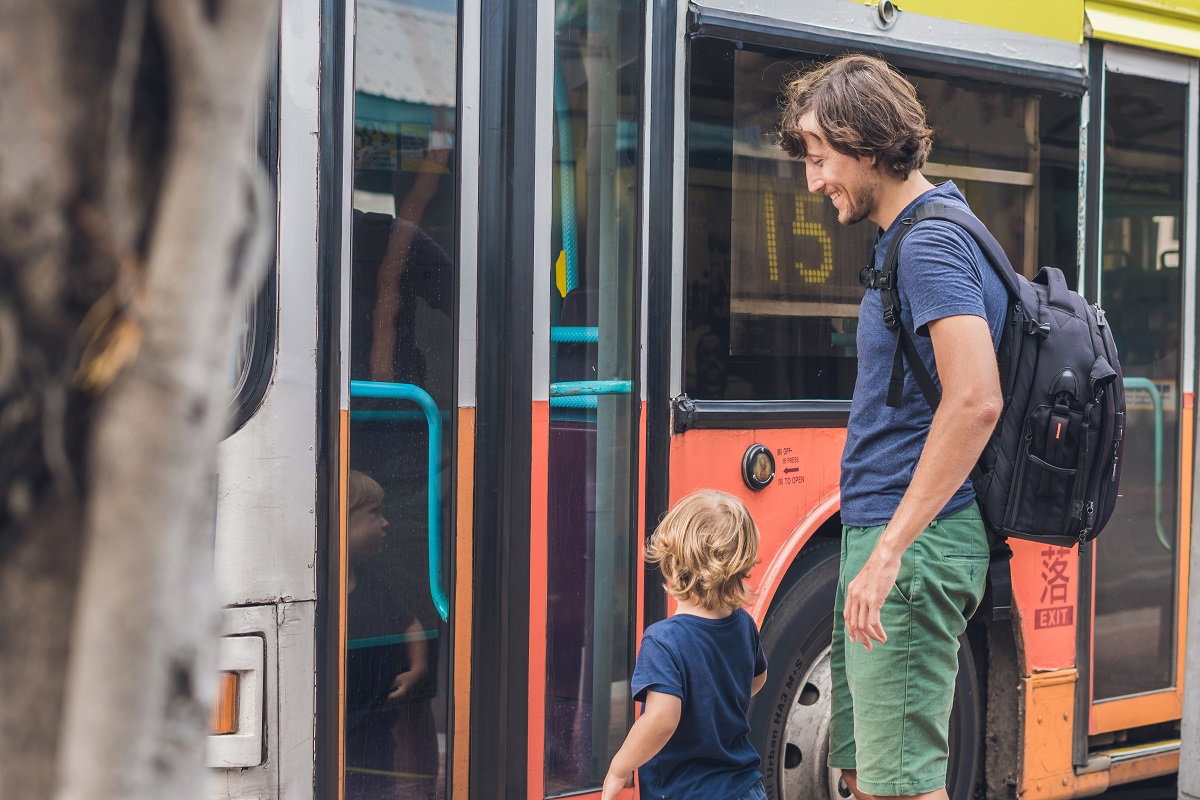 Tata z dzieckiem w autobusie