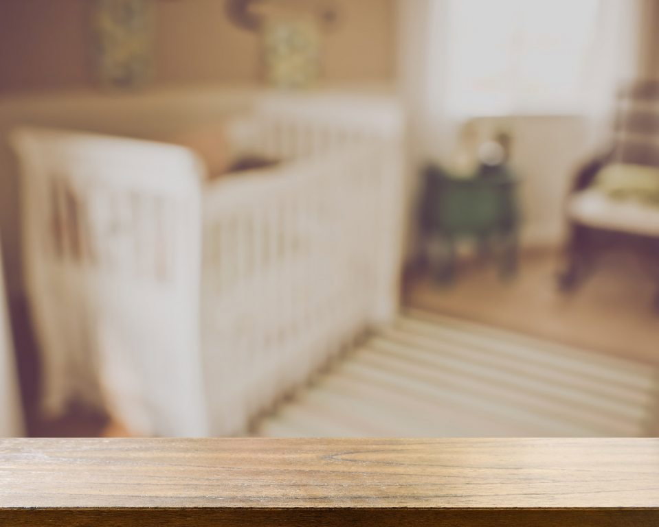 Puste łóżeczko w dziecięcym pokoju