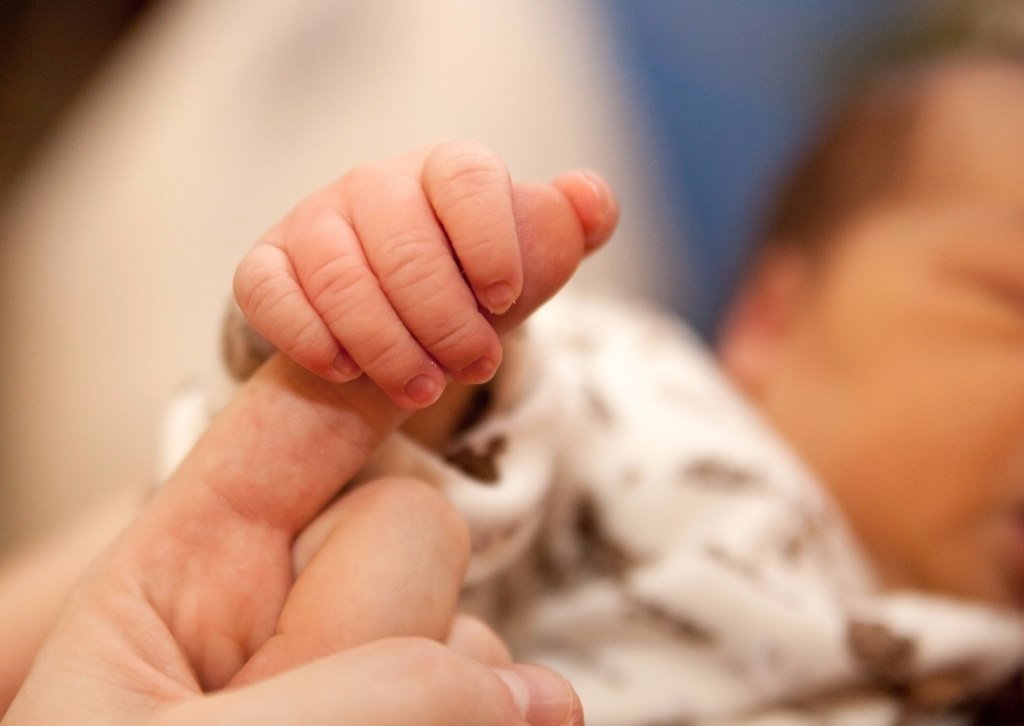Niemowlę czekające na adopcję w ośrodku preadopcyjnym