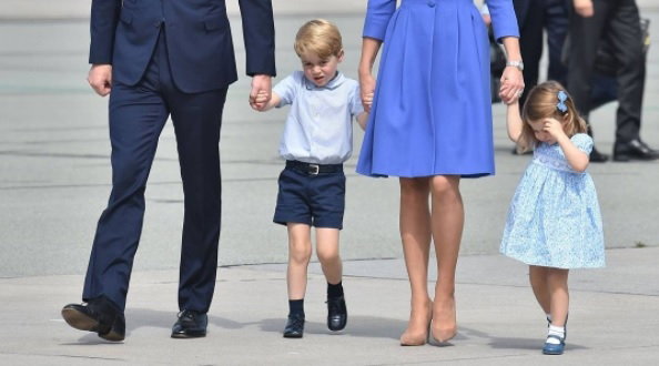 Książę George z rodzicami i siostrą Charlotte