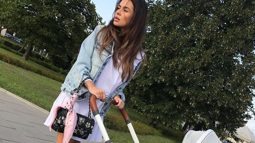 Natalia Siwiec na spacerze z córeczką
