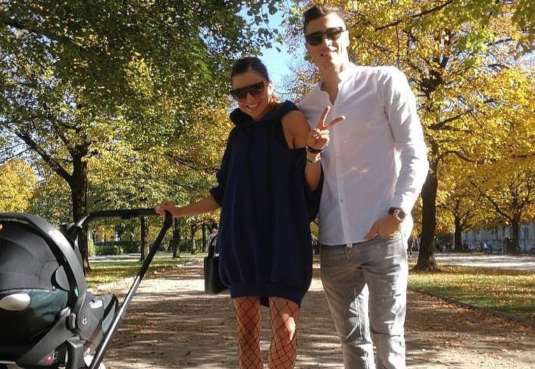 Ania i Robert Lewandowscy na spacerze z córką