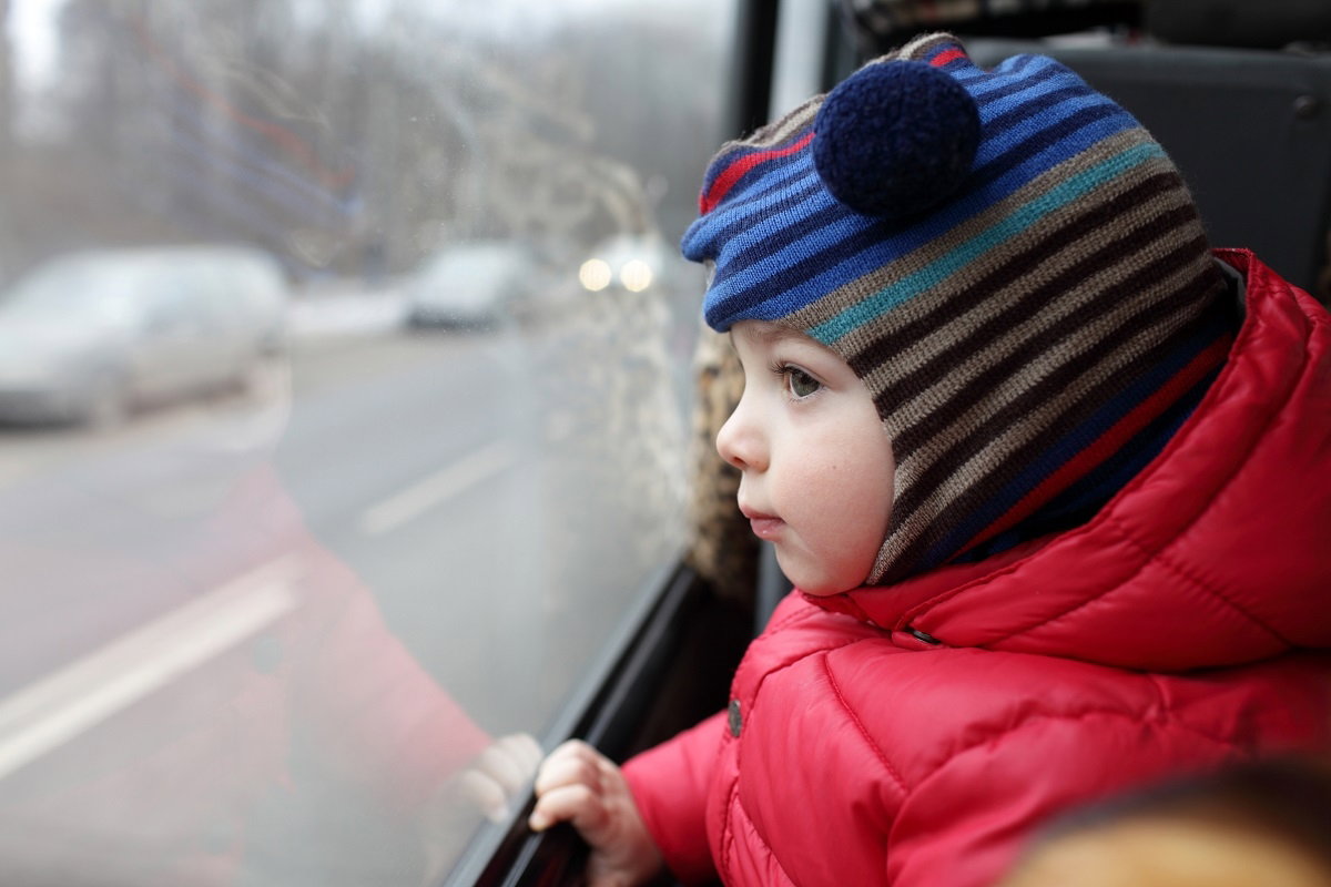 Dziecko w autobusie - kiedy ustąpić miejsce siedzące?