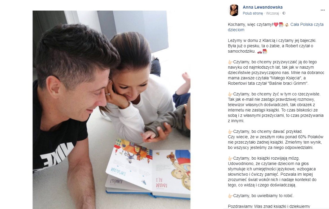 Lewandowscy czytają książkę córce Klarze