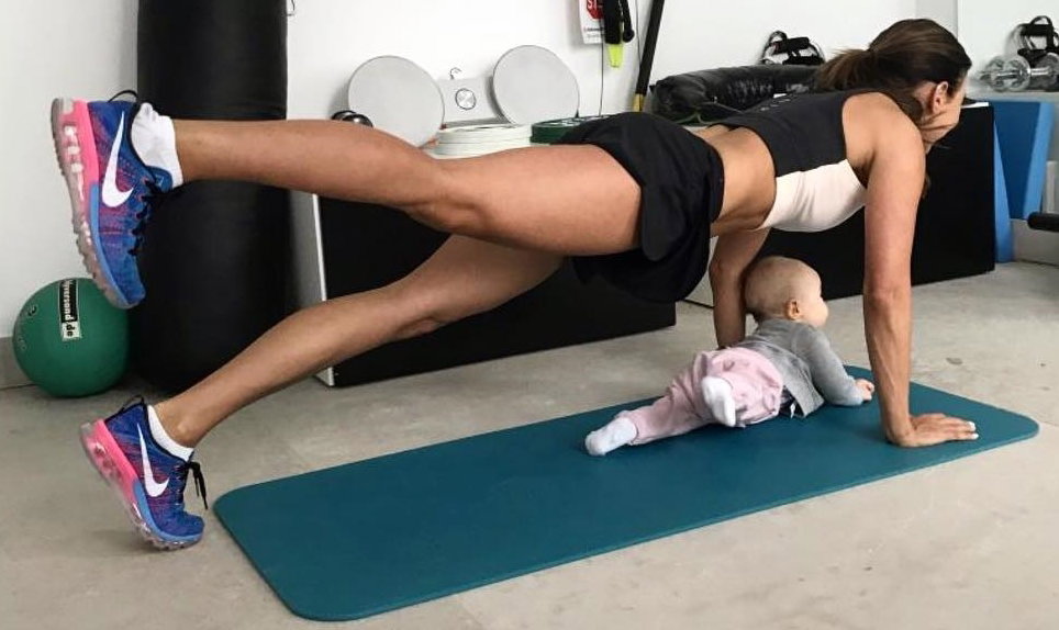 Anna Lewandowska trenuje małą Klarę