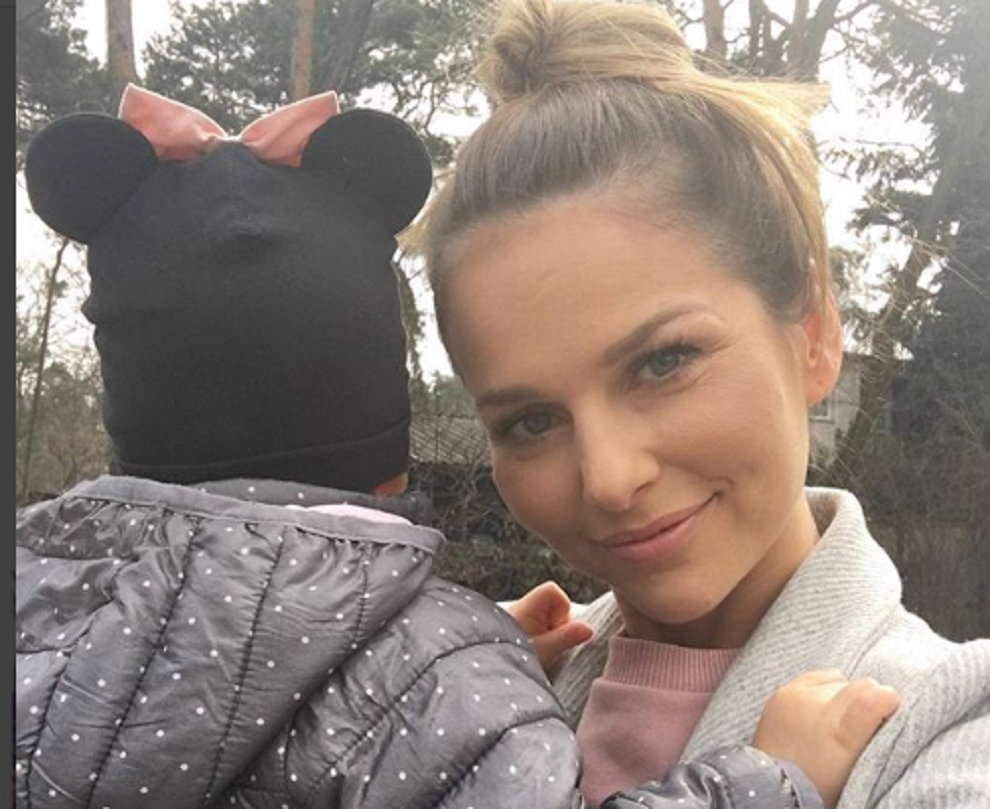 Paulina Sykut-Jeżyna w luźnej stylizacji na spacerze z córką
