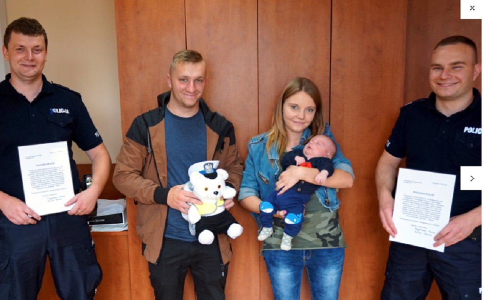 rodzice Patryka z policjantami