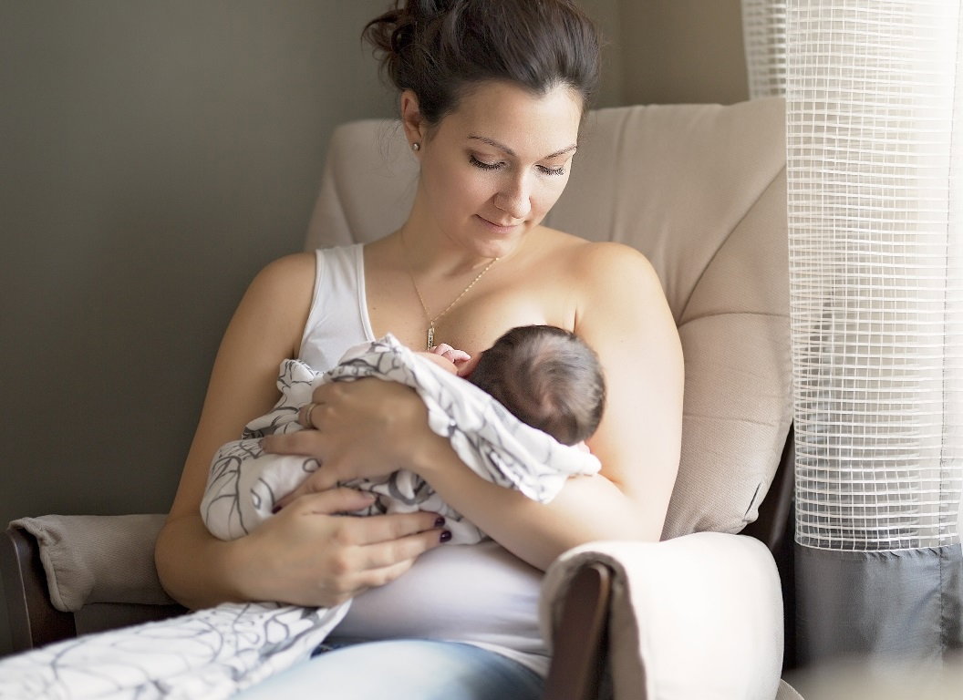 Mama karmi piersią dziecko