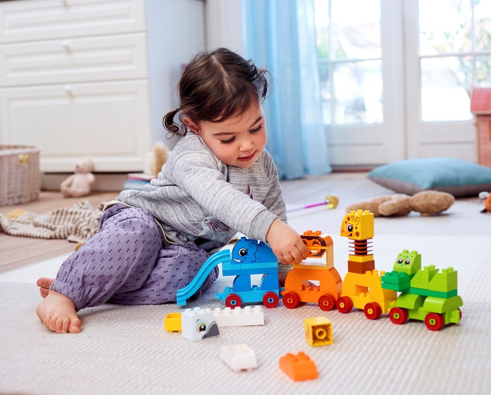 Dziewczynka bawi się Lego Duplo