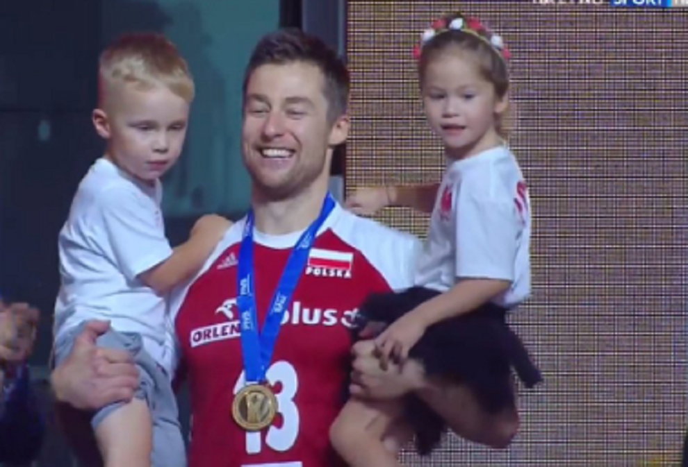 kapitan polskich siatkarzy z dziećmi odbierał złoty medal