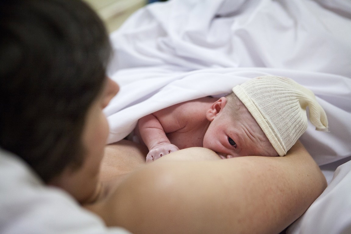 Mama karmi noworodka w szpitalu piersią