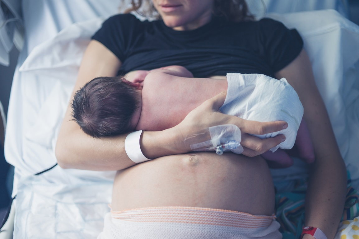 Mama karmi piersią noworodka w szpitalu