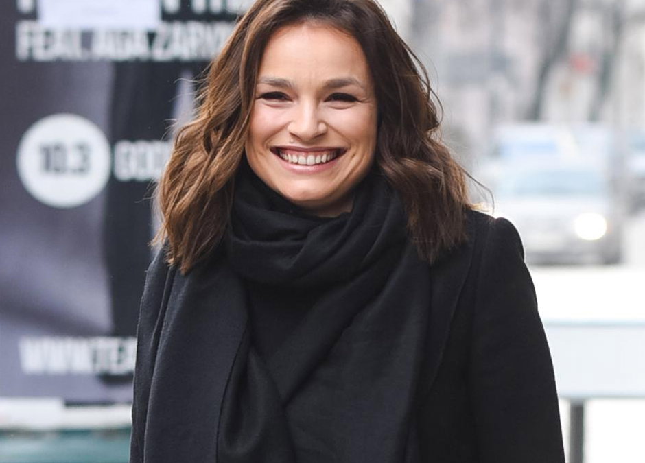 Anna Starmach, na spacerze, czarny płaszcz, czarny szal