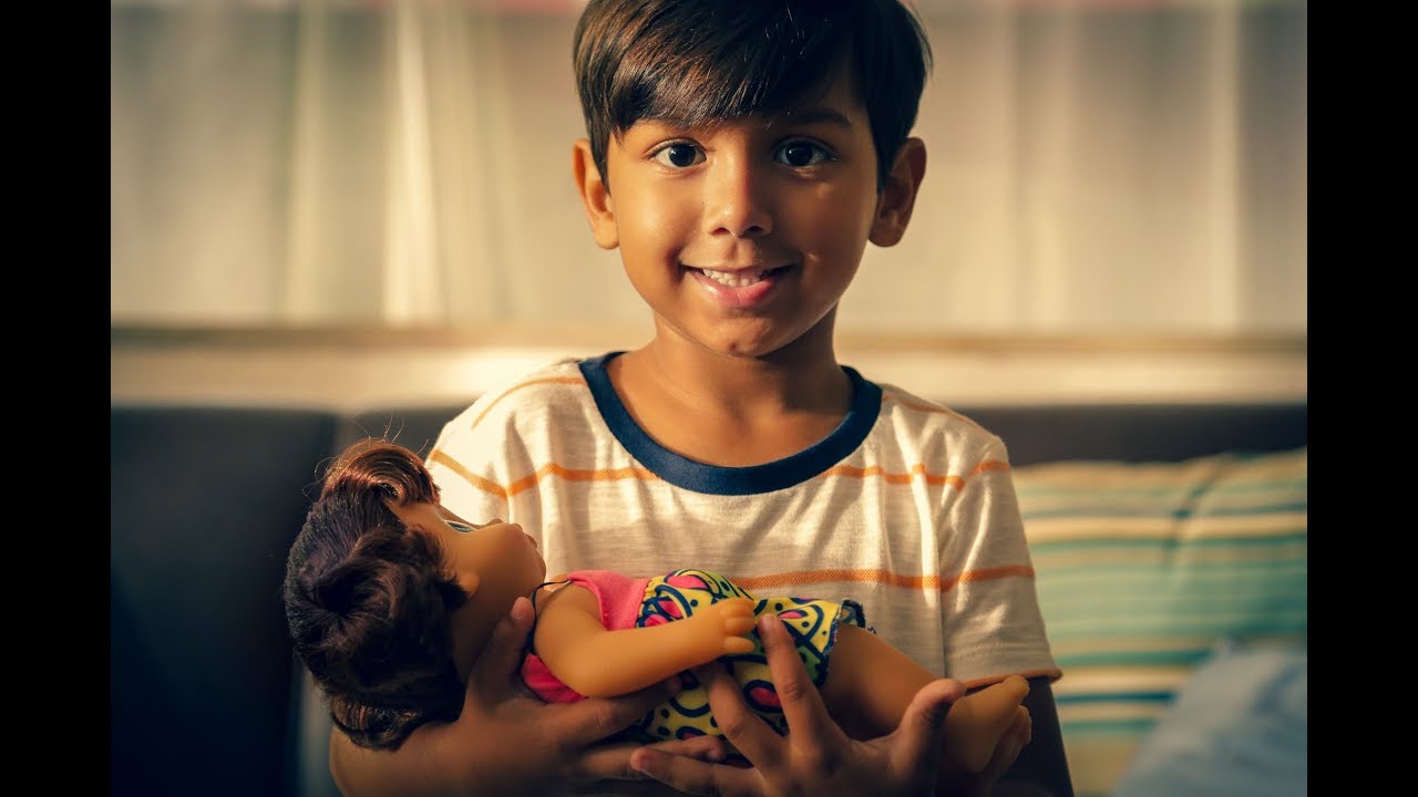 Chłopiec z lalką: spot Hasbro