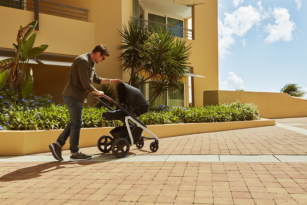 MC1311_2018_Maxicosi_Stroller_Lila_Lifestyle_Fatherwithstrollerl