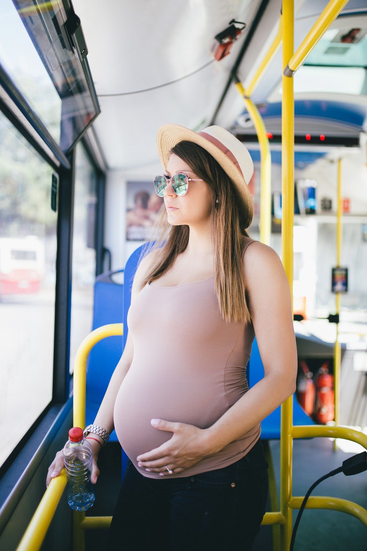 tylko ciężarna ustąpiła miejsca w autobusie