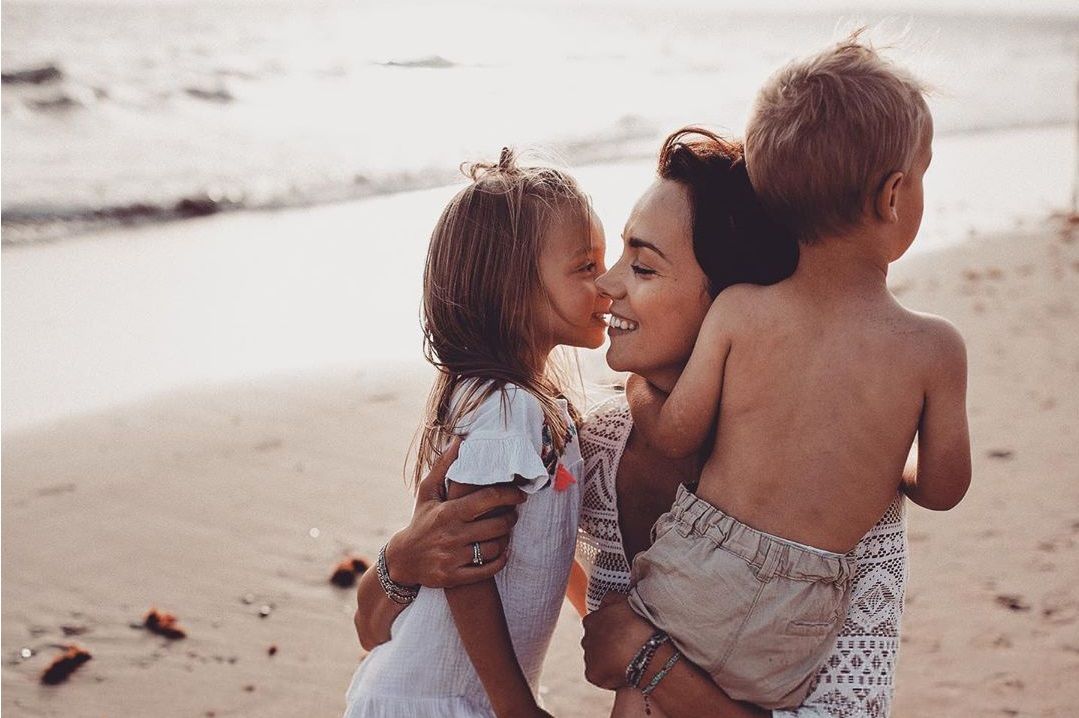 Paulina Krupińska-Karpiel z dziećmi na plaży w Hiszpanii