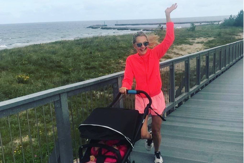 Małgorzata Socha biega z wózkiem nad morzem