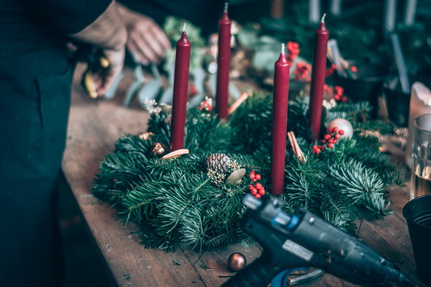 christmas advent wreath craft with red candles made from natural components