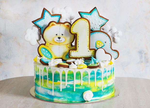 Modern bright children's cake with gingerbread cookies for one year