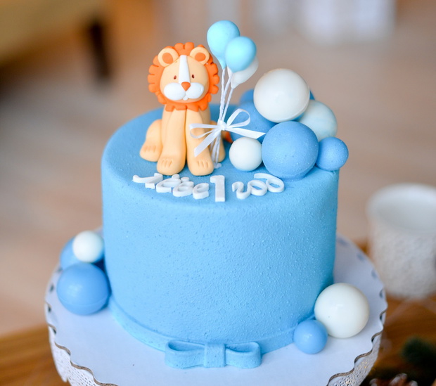 Birthday cake with lion