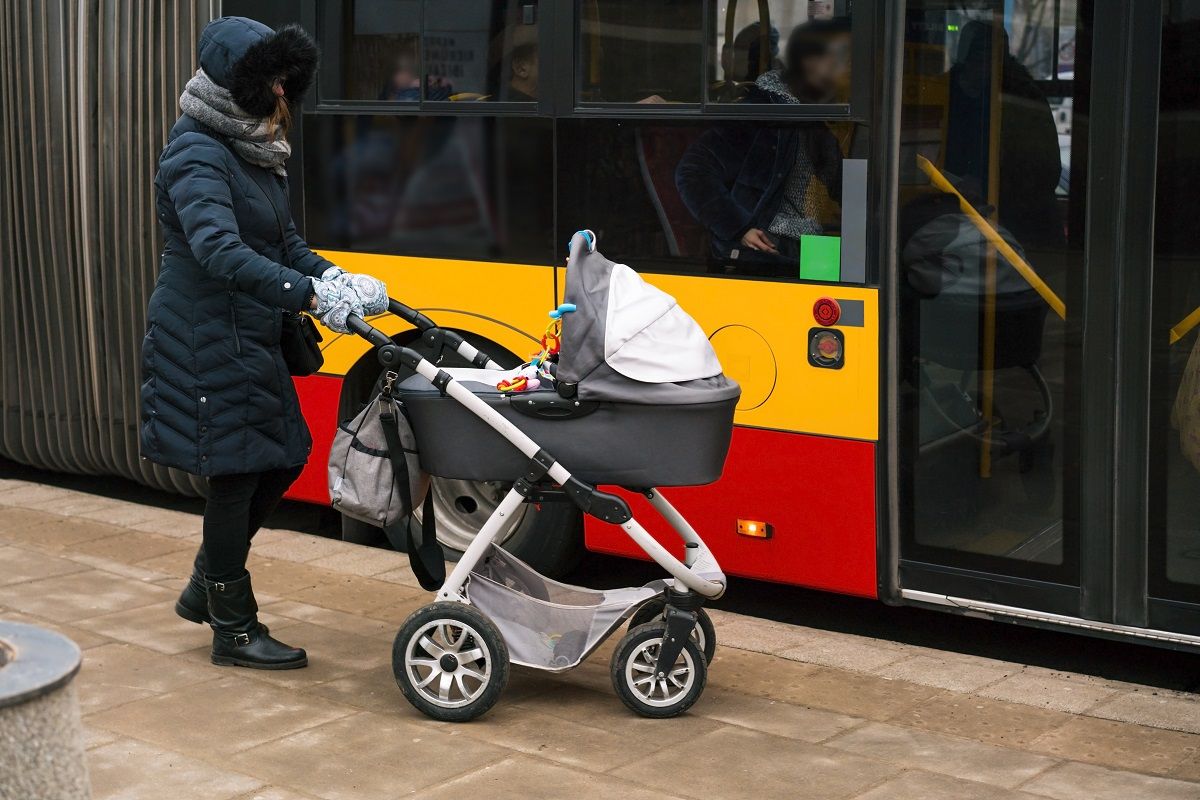 mama z wózkiem wyporoszona z autobusu