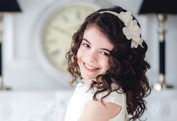 Niña con biblia comunión