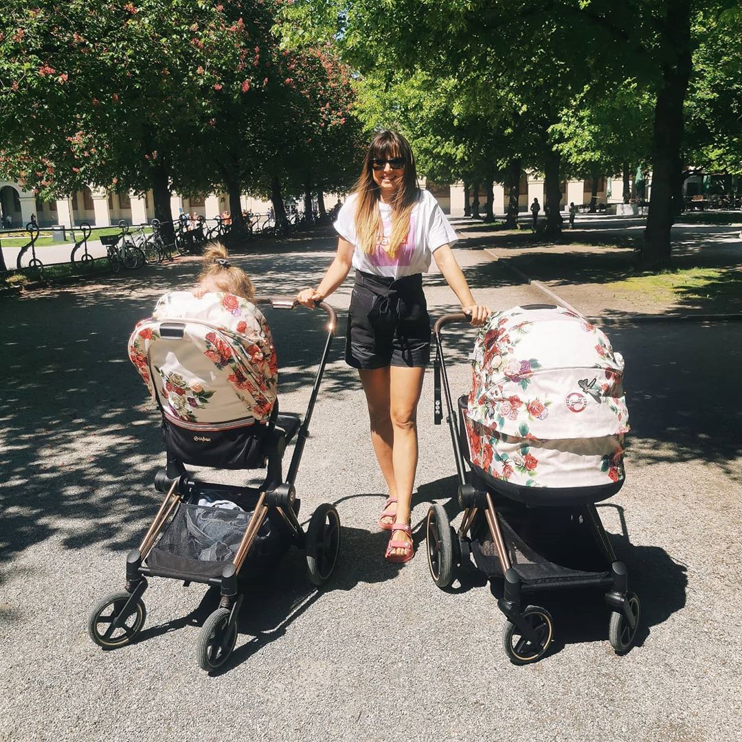 Anna Lewandowska, córki Anny Lewandowskiej, wózek Anny Lewandowskiej, cybex spring blossom