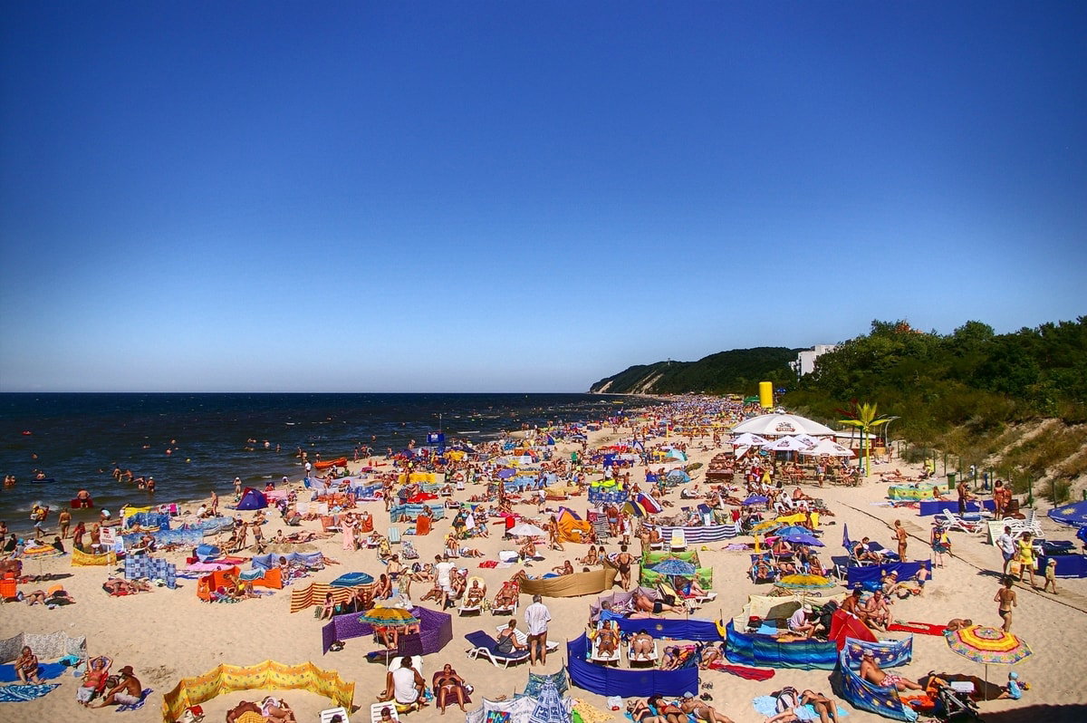 tłumy na plażach